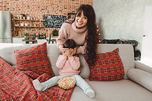 happy-young-mom-baby-girl-laugh-while-sitting-couch-eat-popcorn-family-watching-tv-eating-popcorn.jpg (105.1 kB)